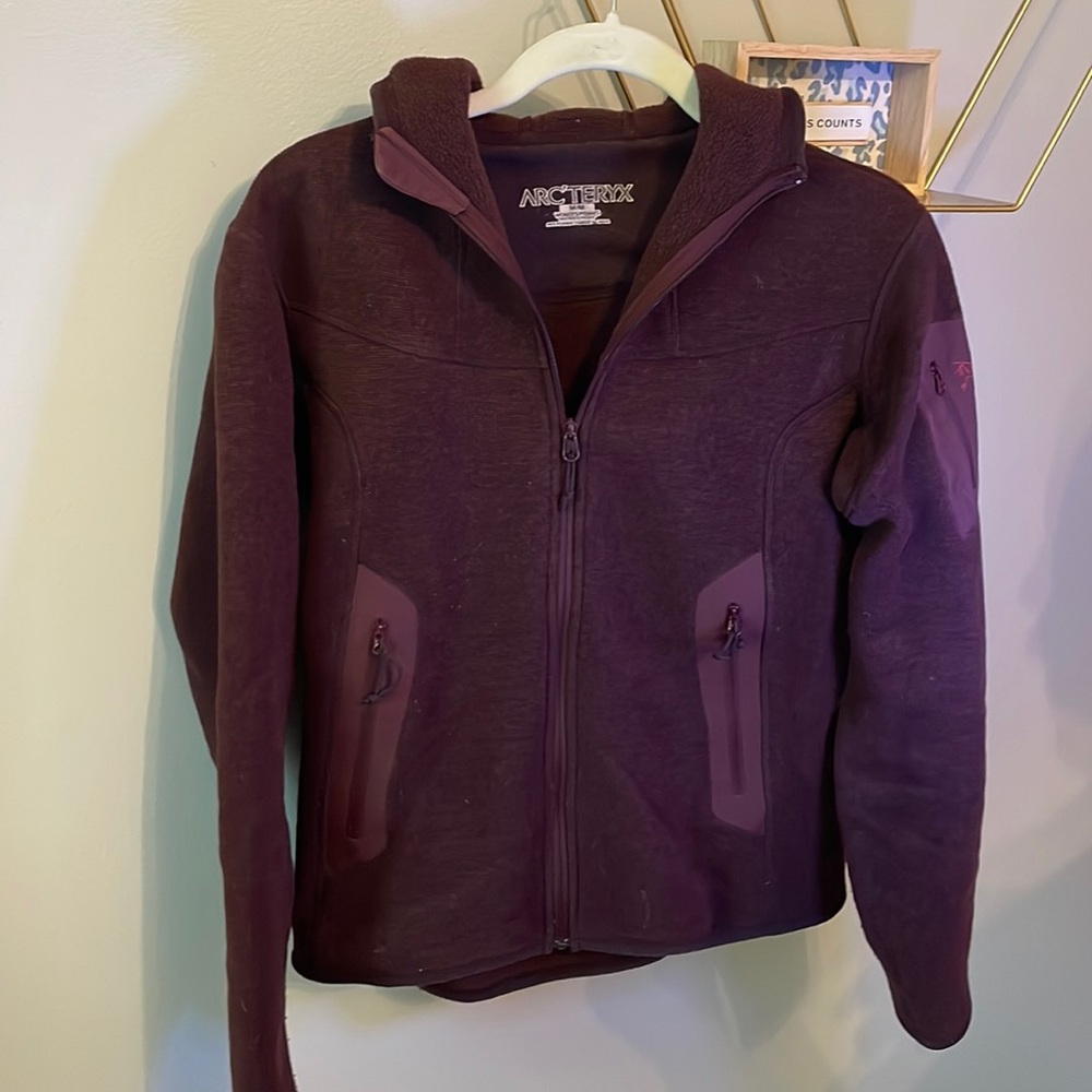 Ladies Arc’teryx fleece jacket with hood.
